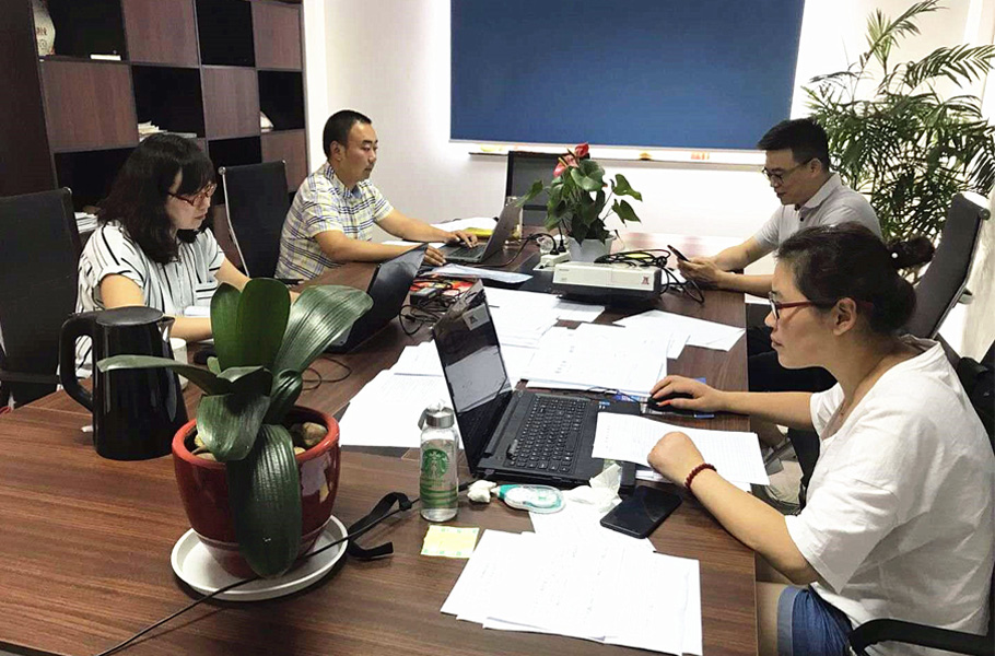 審核組成員在能達環(huán)境相關(guān)部門負責(zé)人的陪同下，正在進行相關(guān)審核工作2
