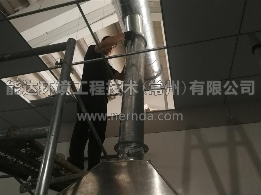 能達環(huán)境設(shè)計生產(chǎn)的型號為DAHT-7000熔噴布廢氣處理設(shè)備的排氣筒正在從房頂穿出進行安裝調(diào)試作業(yè)2